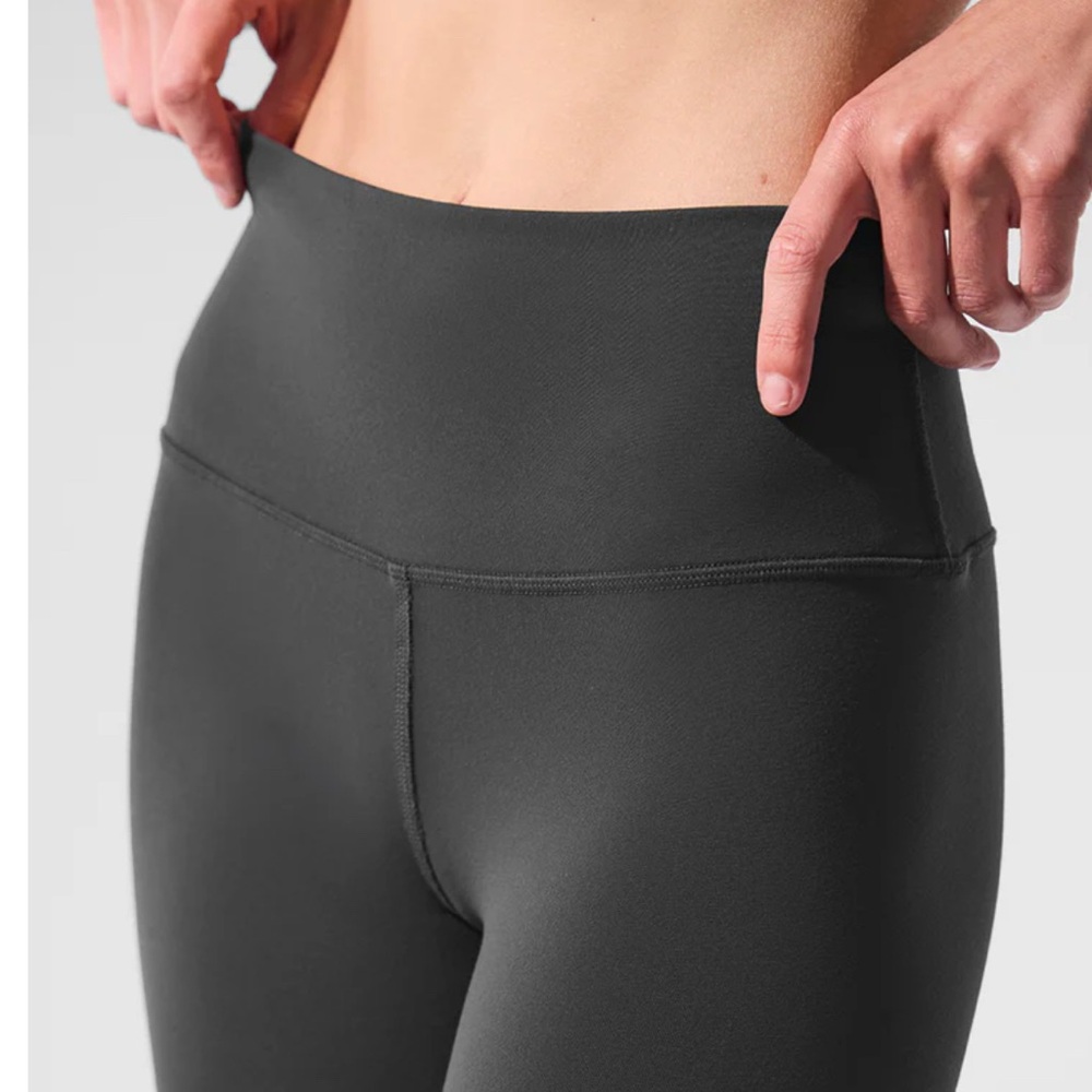 ALO Yoga High-Waist Airbrush Legging. Black. NWT. Size XXS.